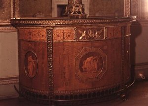 En av ett par kommoder av Adam, 1773